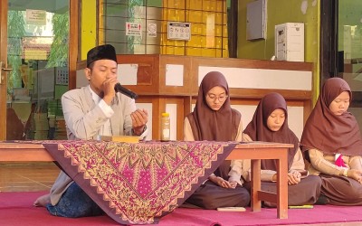Membumikan Keikhlasan demi Menjemput Keberkahan dalam Suasana Khidmat Jumat Religi  di SMK Negeri 2 Semarang