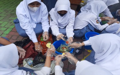 SMKN 2 Semarang Manfaatkan Sampah Organik untuk Pembuatan Pupuk Kompos Cair